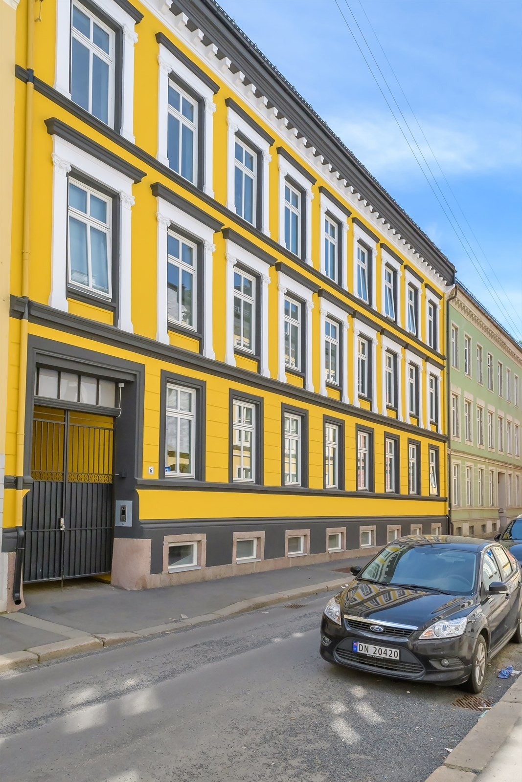 Hele fasade ble oppgradert i 2020 og alle vinduer i leiligheten ble byttet. Velkommen til hyggelig visning. Galleribilde
