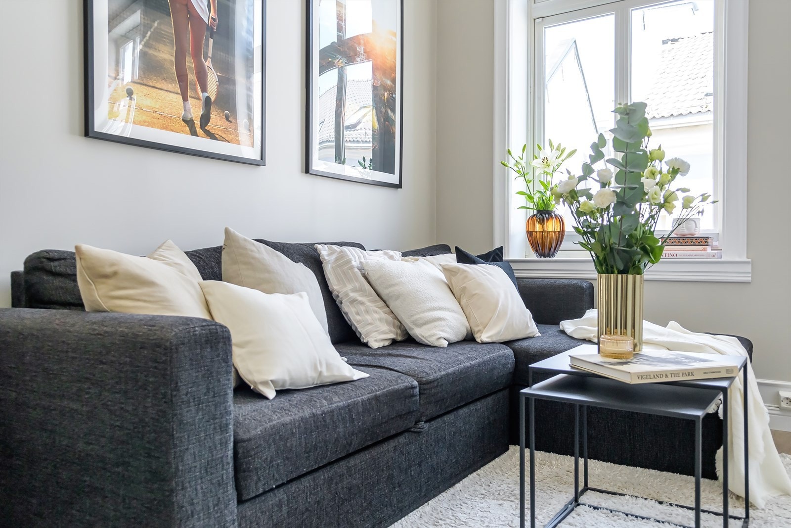 Stuen har en fin planløsning med god plass til sofa, tv-møbler og annet ønsket møblement. Galleribilde
