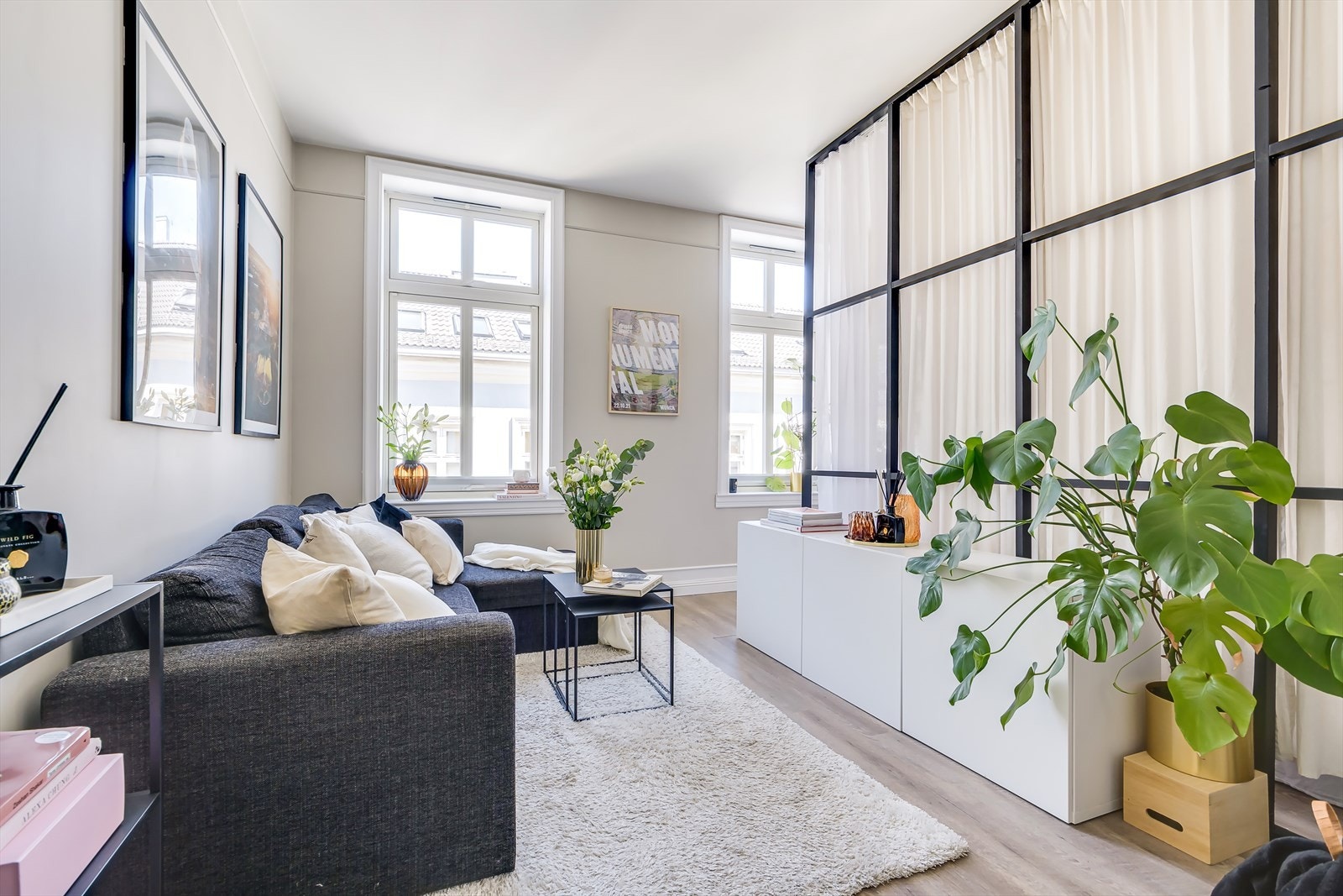 Leiligheten er i velholdt klassisk bygård med store vindusflater og generøs takhøyde. Galleribilde