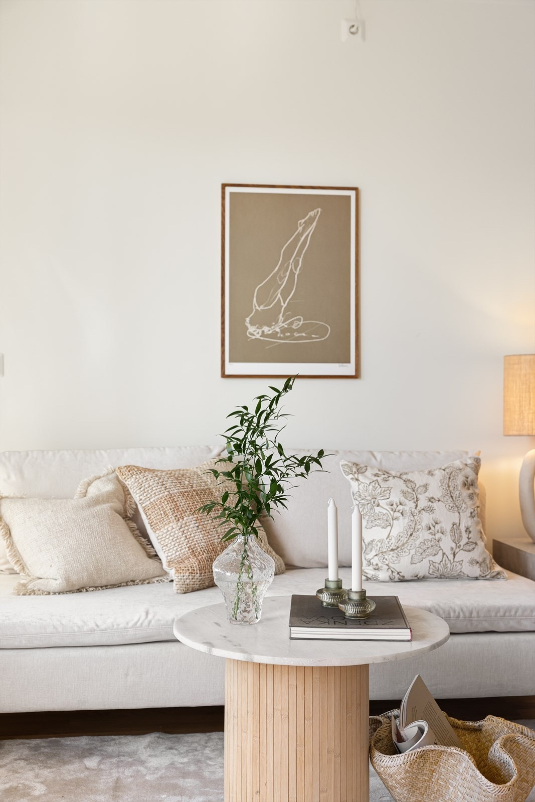 Rommet er åpent med store vindusflater som sørger for et godt innslipp av naturlig lys. Galleribilde