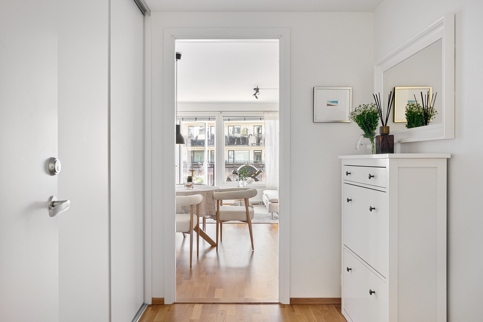 Leiligheten har en lys og åpen entré som gir et umiddelbart godt førsteinntrykk. Legg merke til den romslige skyvedørsgarderoben som gir rikelig med oppbevaringsplass. Galleribilde
