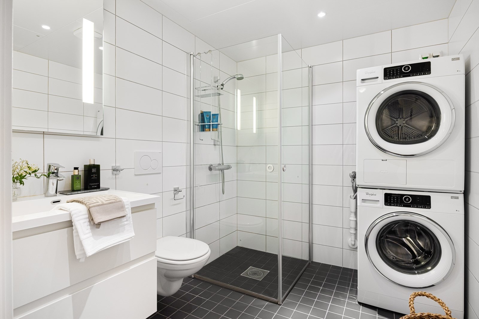 Moderne baderom med innfelt downlights i himling og elektrisk gulvvarme. Galleribilde