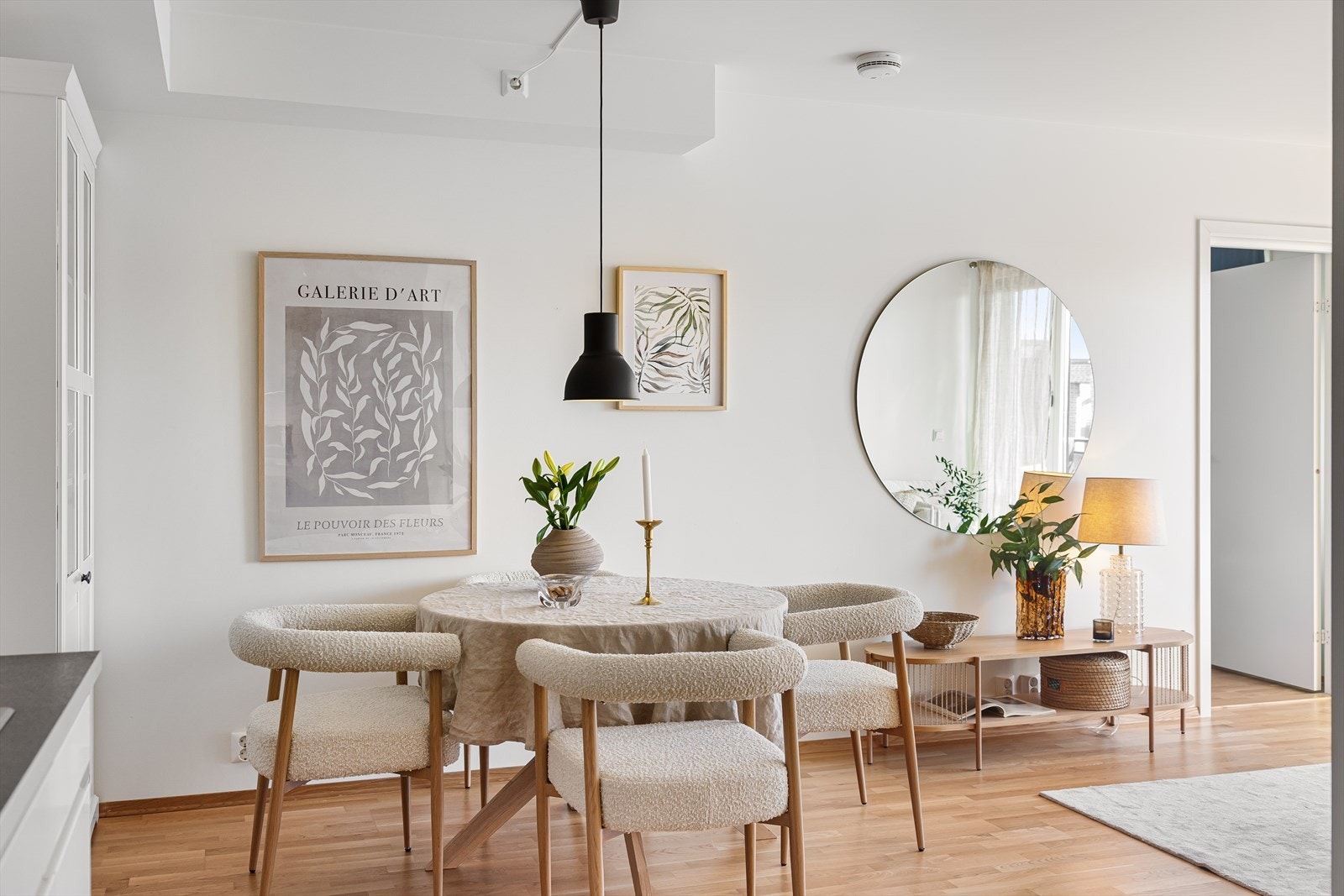 Planløsningen deler stuen naturlig inn i ulike soner, med god plass til både sofagruppe og spisebord med tilhørende stoler. Galleribilde