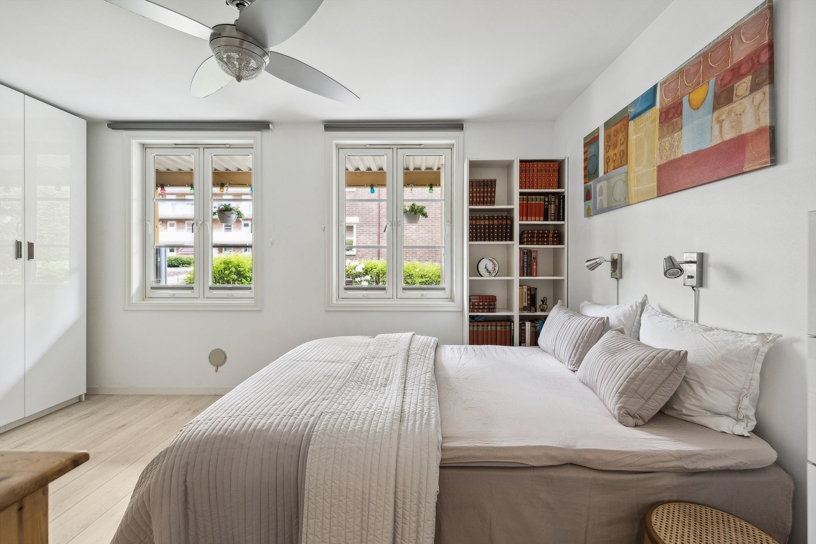 Da selger kjøpte boligen var det to soverom som nå er slått sammen til et Galleribilde