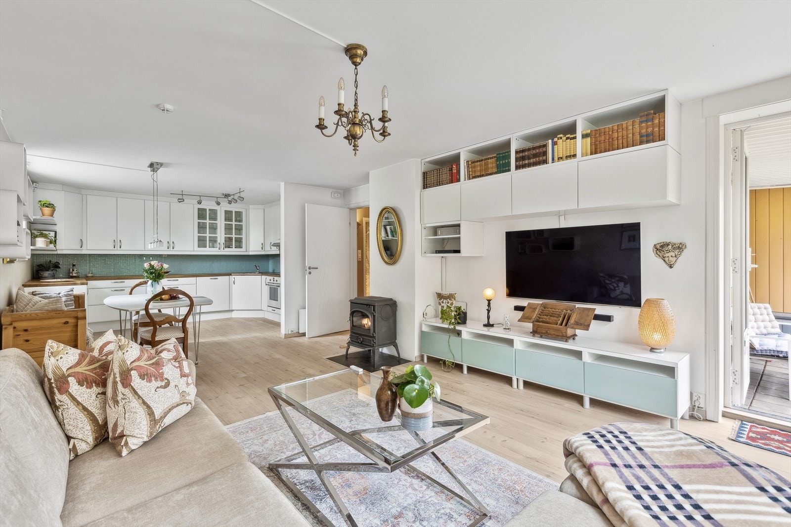 Stuen er svært enkel å innrede med både sofagruppe og spisebord Galleribilde