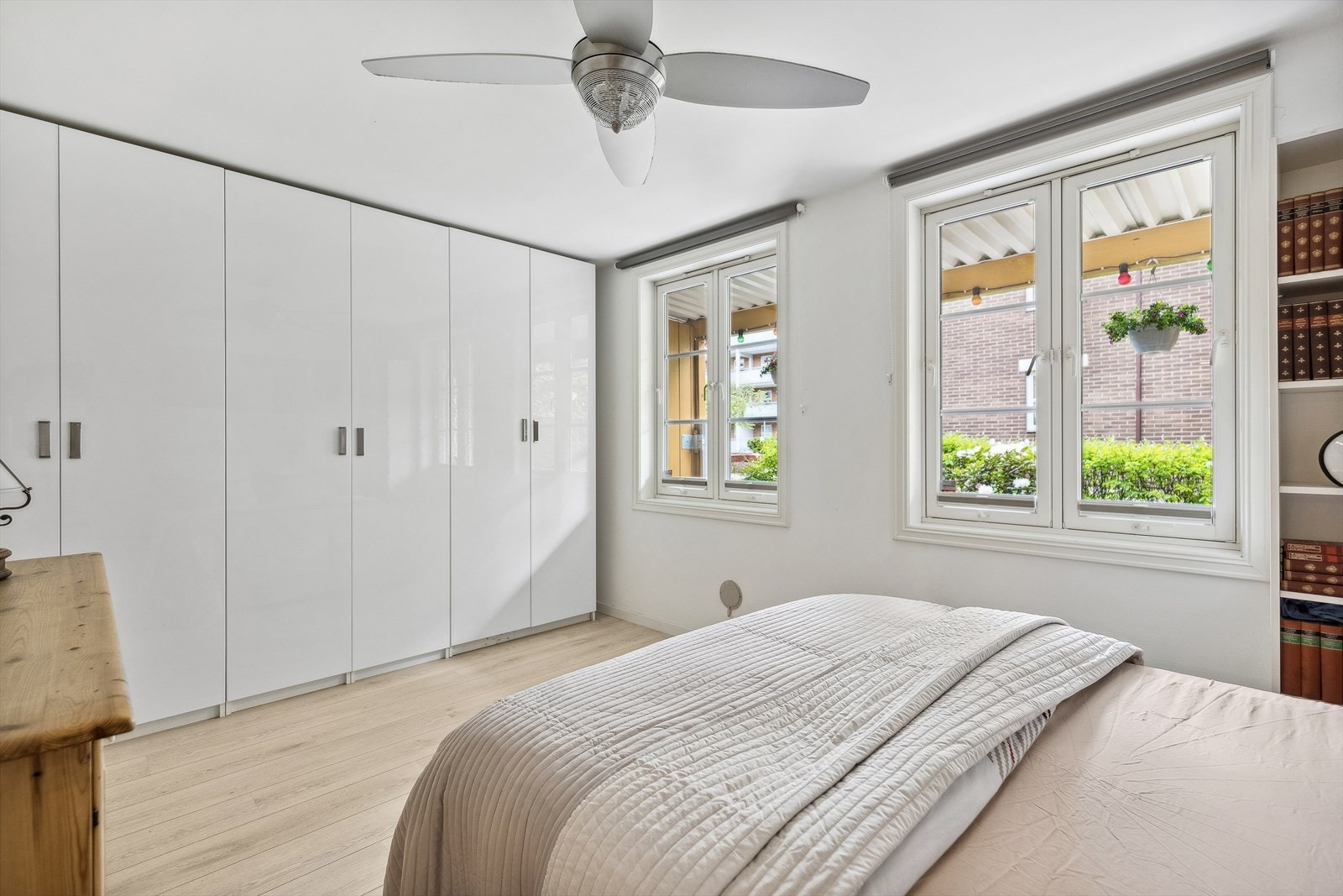 Soverommet er i dag utstyrt med mye garderobeskap som medfølger boligen Galleribilde