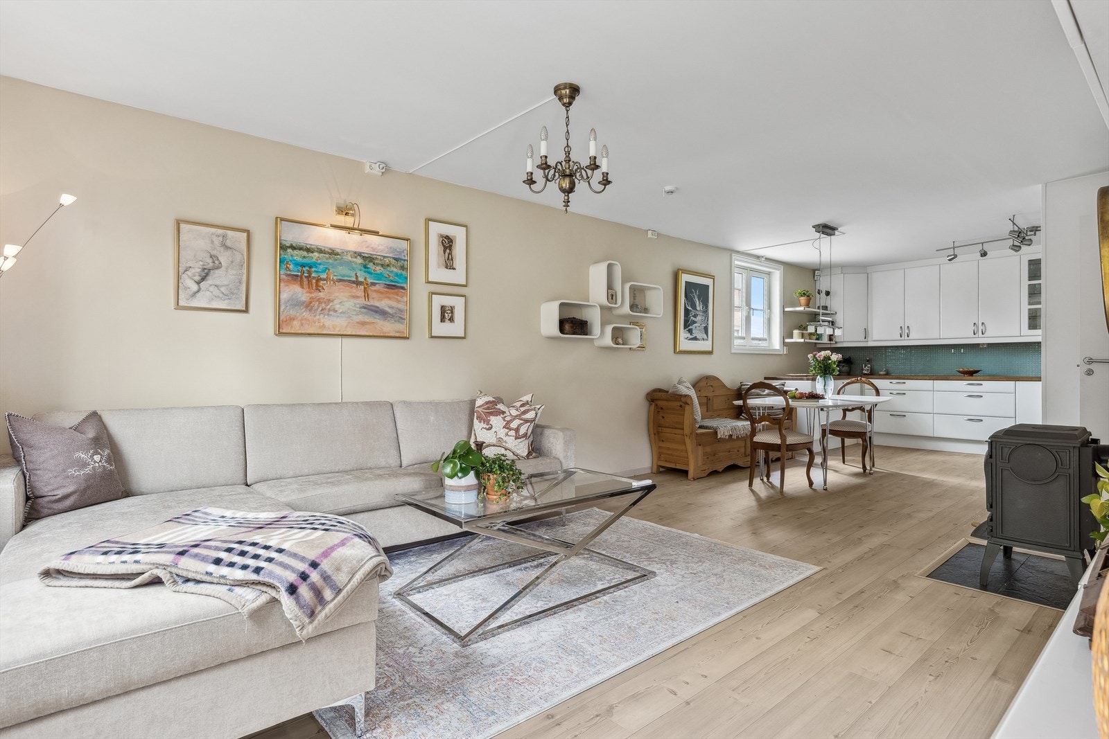 Boligen har lyse pene overflater og oppleves svært luftig Galleribilde