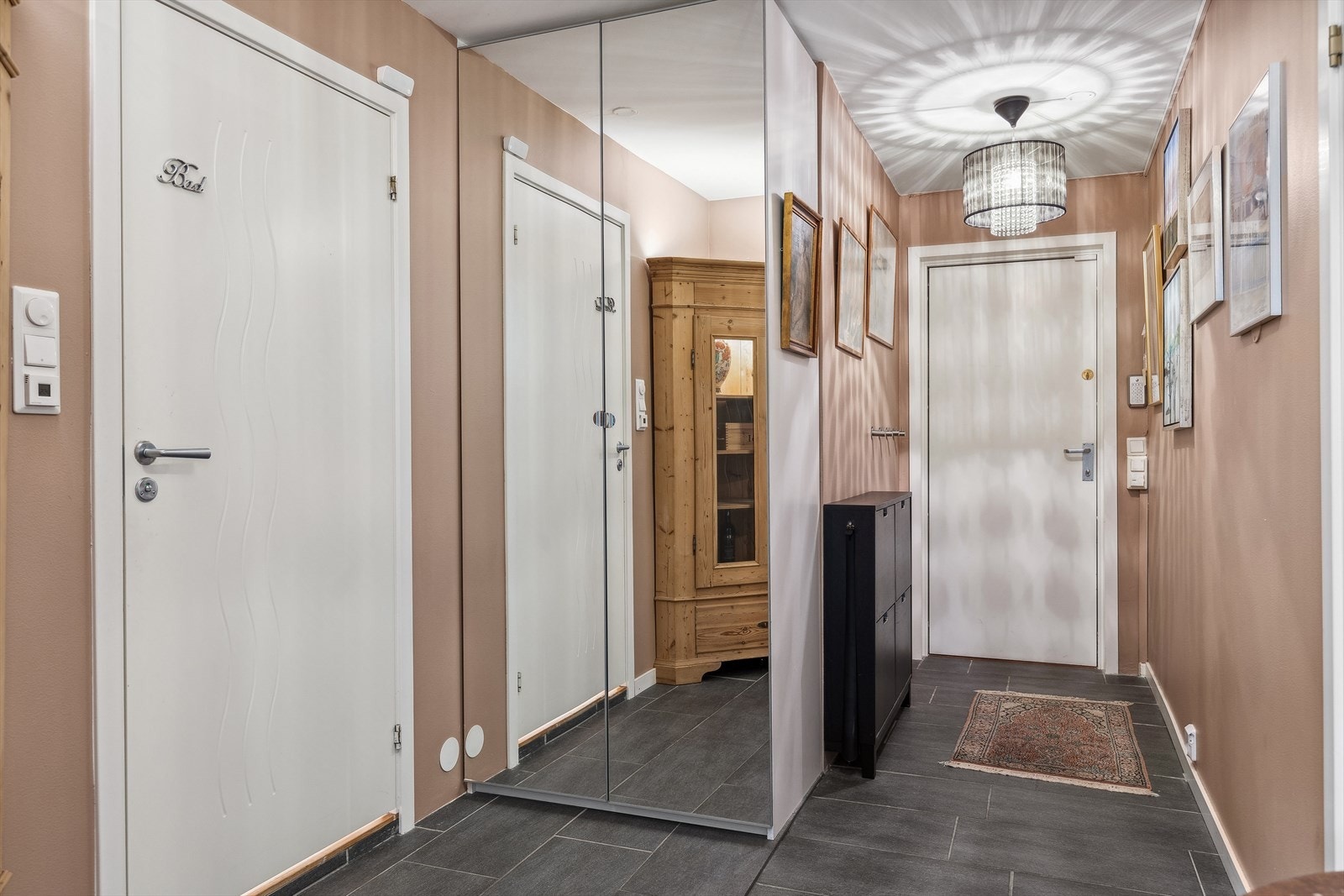 I entreen er det god plass til flere oppbevaringsmuligheter Galleribilde