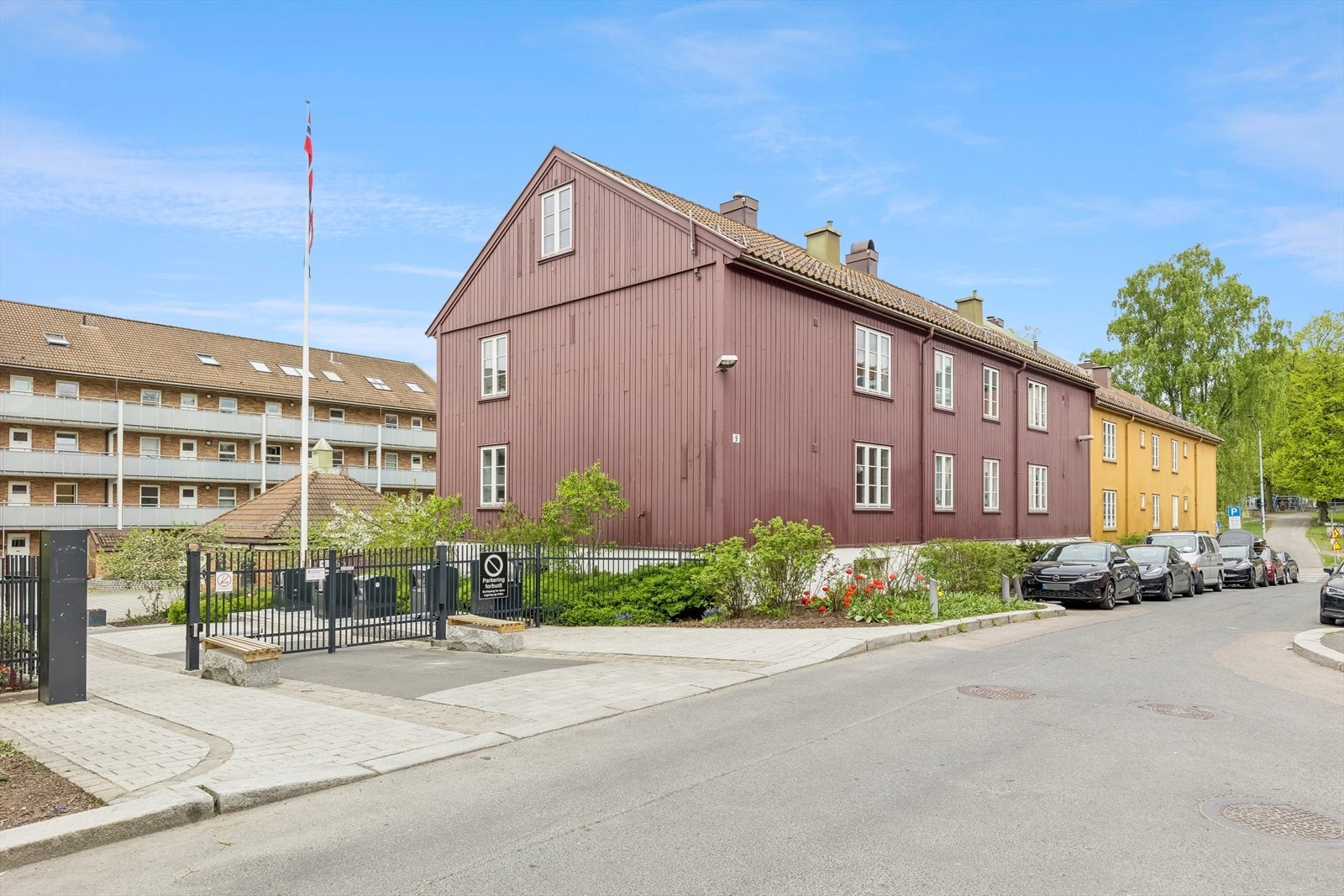 Veletablert borettslag med inngjerdet og flotte fellesareal Galleribilde