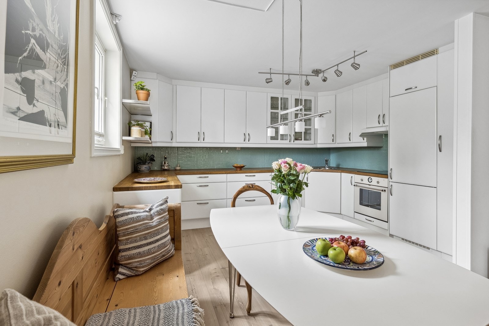 Kjøkkeninnredning med lakkerte fronter. Alle hvitevarene er integrerte og medfølger boligen Galleribilde