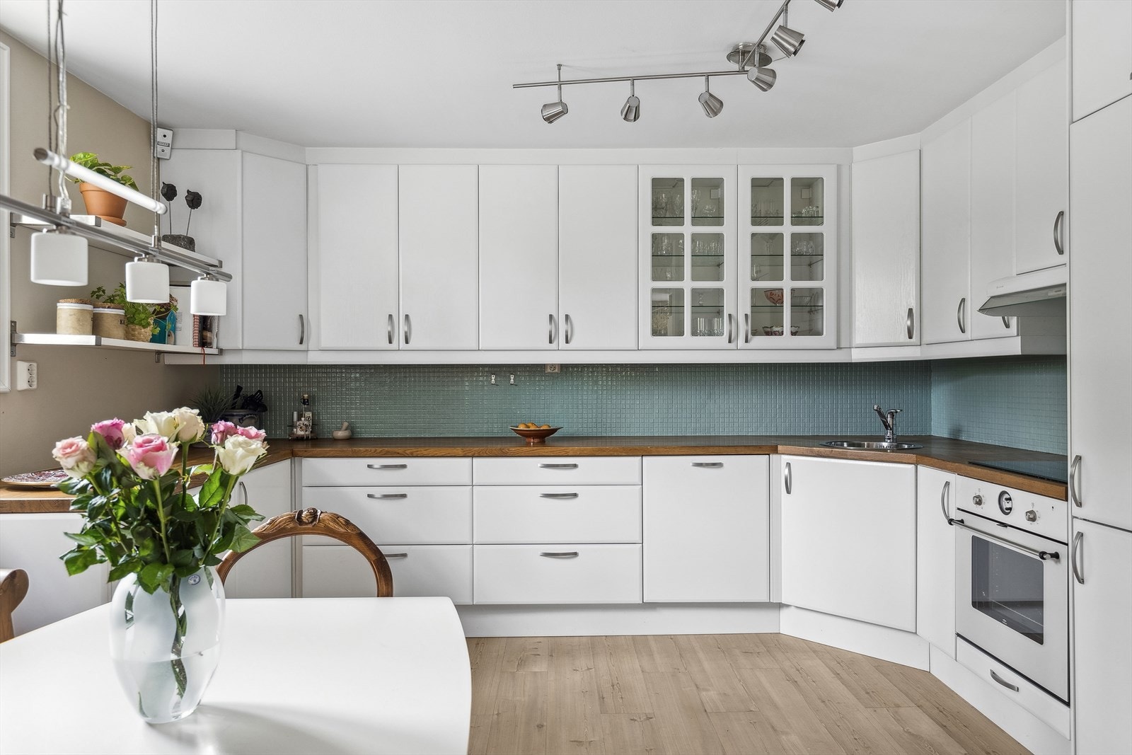 Kjøkkenet er utstyrt med mye skap- og benkeplass Galleribilde