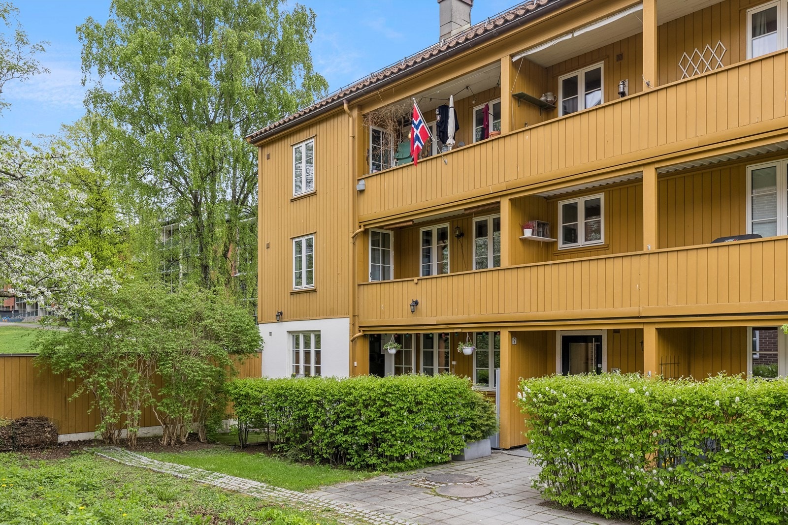 Leiligheten ligger skjermet til i den populære trehus bebyggelsen Galleribilde