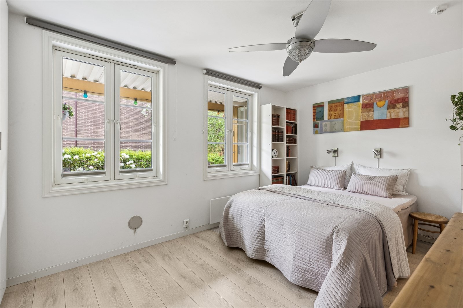 Soverommet er av god størrelse vendt ut mot rolig bakgård Galleribilde