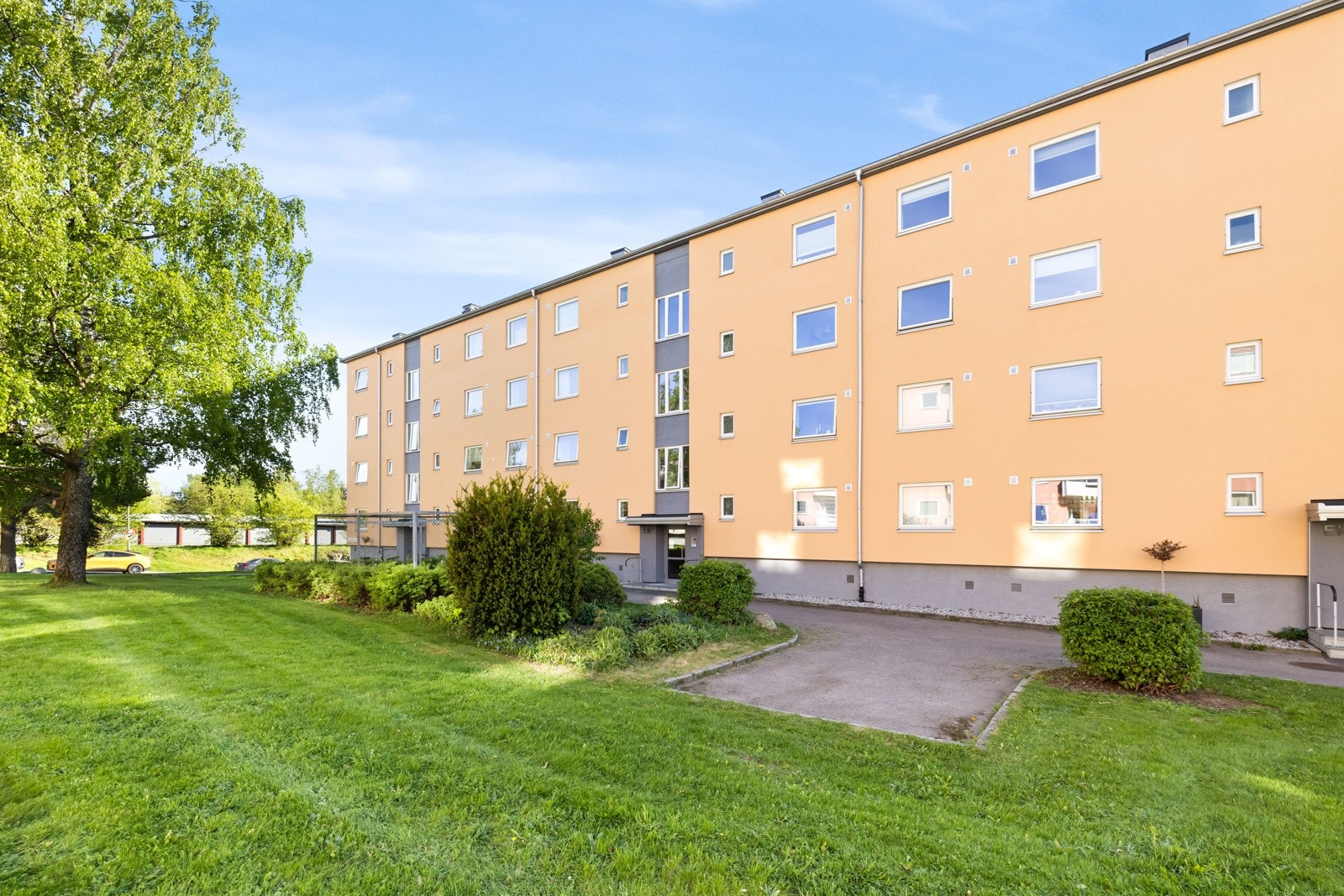 Rundt 10 minutters gange fra leiligheten ligger høyenhallparken med lekeplass og flere arrangementer i løpet av året Galleribilde