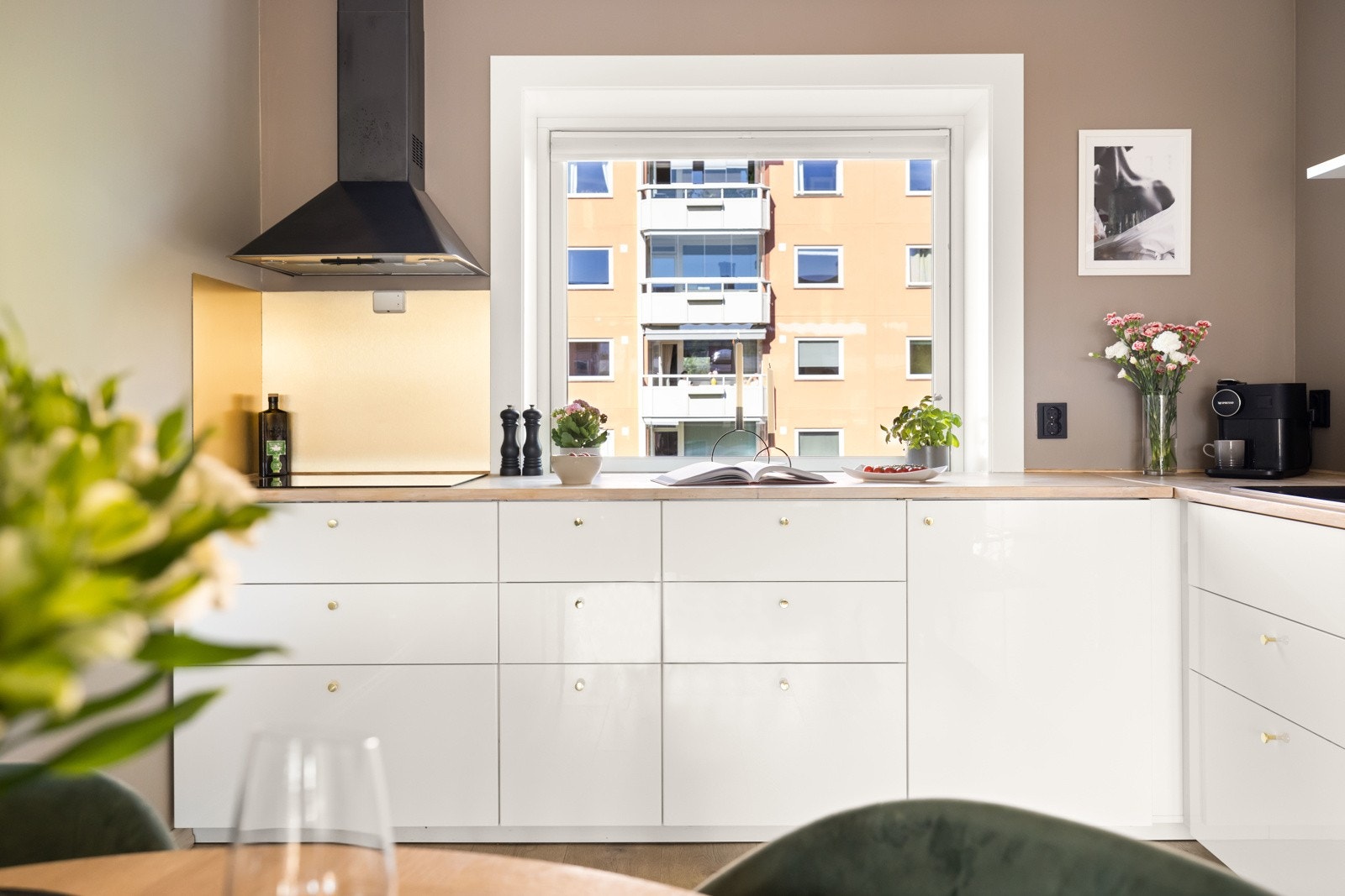 Den keramiske platetoppen og kjøkkenventilatoren med kullfilter legger til funksjonalitet Galleribilde