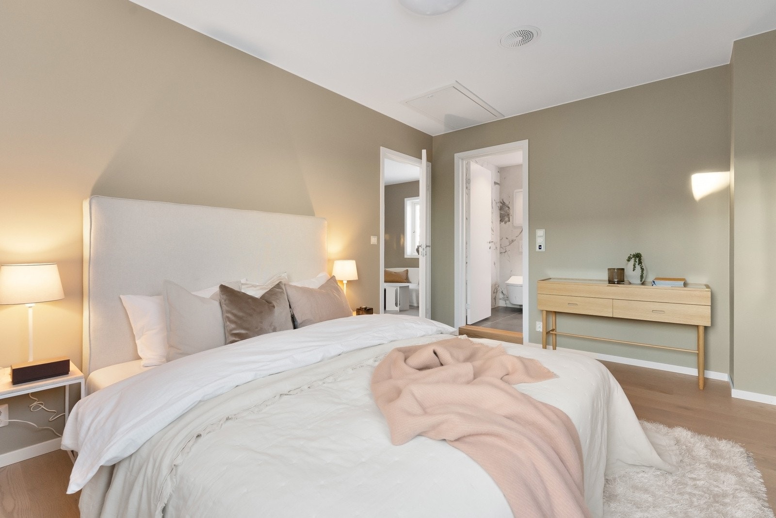 Hovedsoverom med garderobeplass. Galleribilde