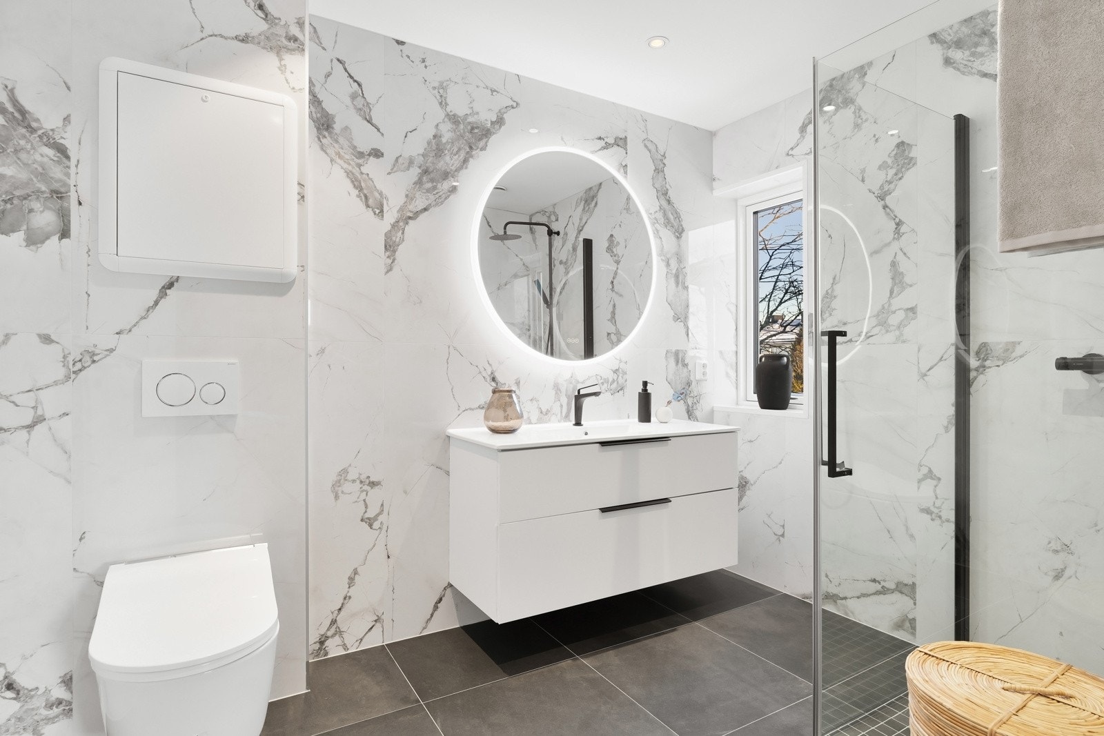 Master har et lekkert "ensuite bad" som tilfører boligen et velvære preg. Galleribilde