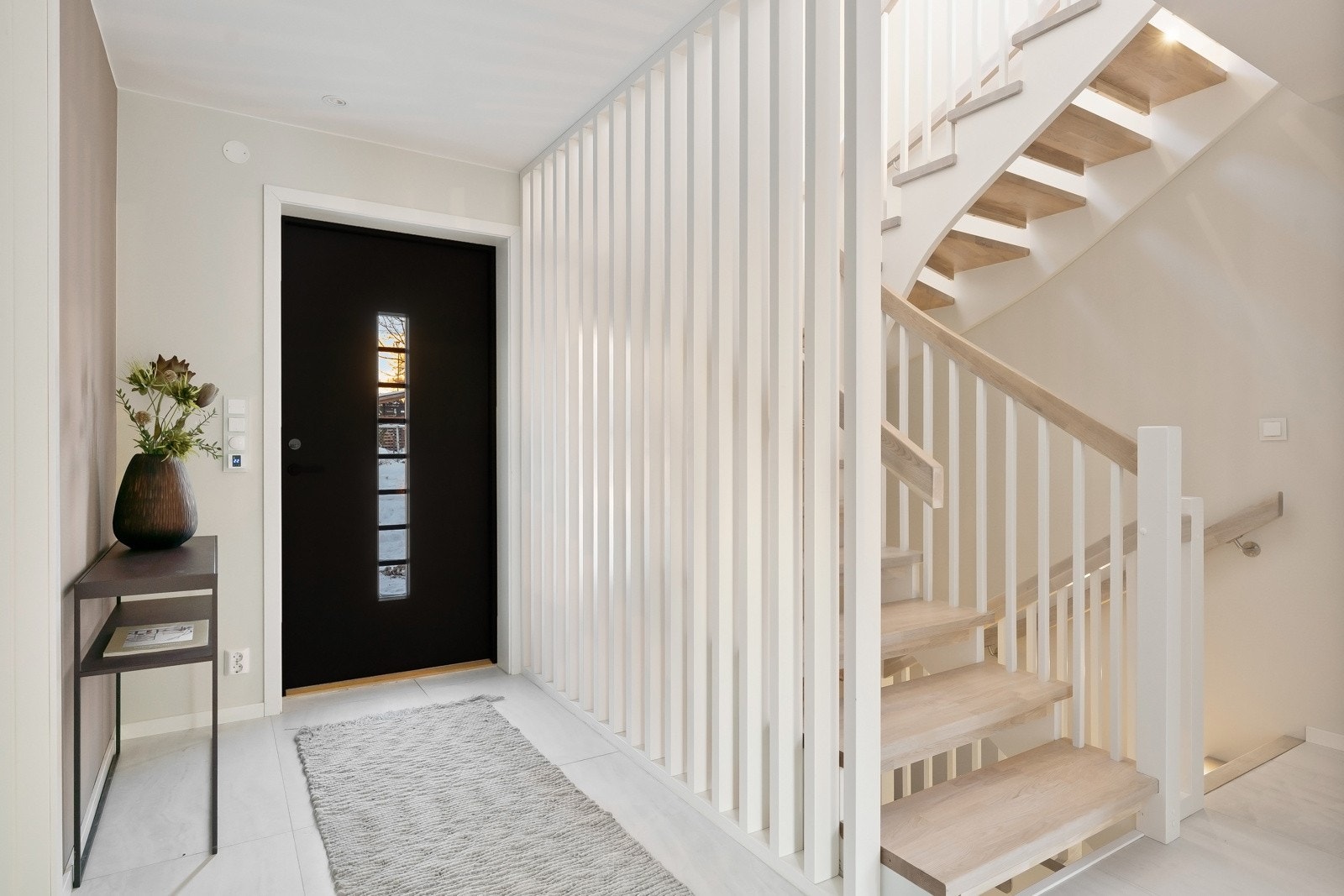 Innbydende entré malt i i en delikat fargepalett og er utstyrt med fliser på gulv med gulvvarme. Galleribilde