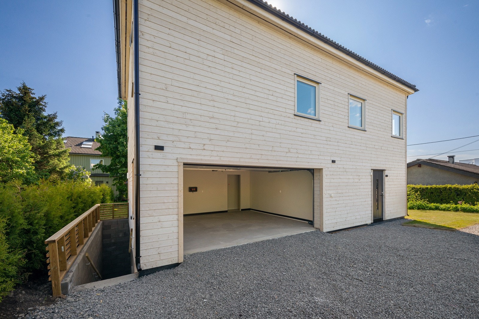 Ytterligere parkeringsmuligheter på gårdsplass. Galleribilde