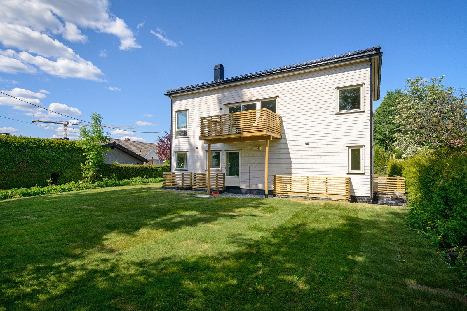 Flat tomt og brukervennlig hage med hekk for skjerming. Galleribilde