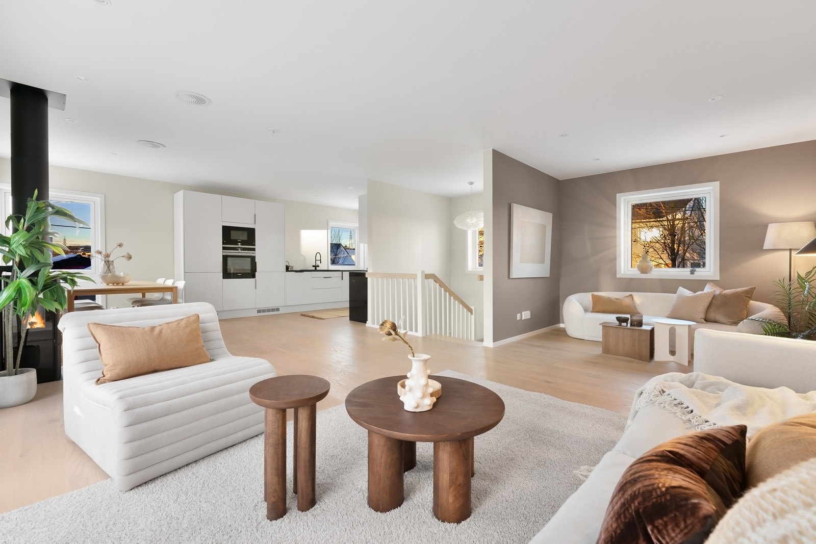 Balansert ventilasjon, behagelig gulvvarme og downlights i himling for godt med belysning på kveldstid. Galleribilde