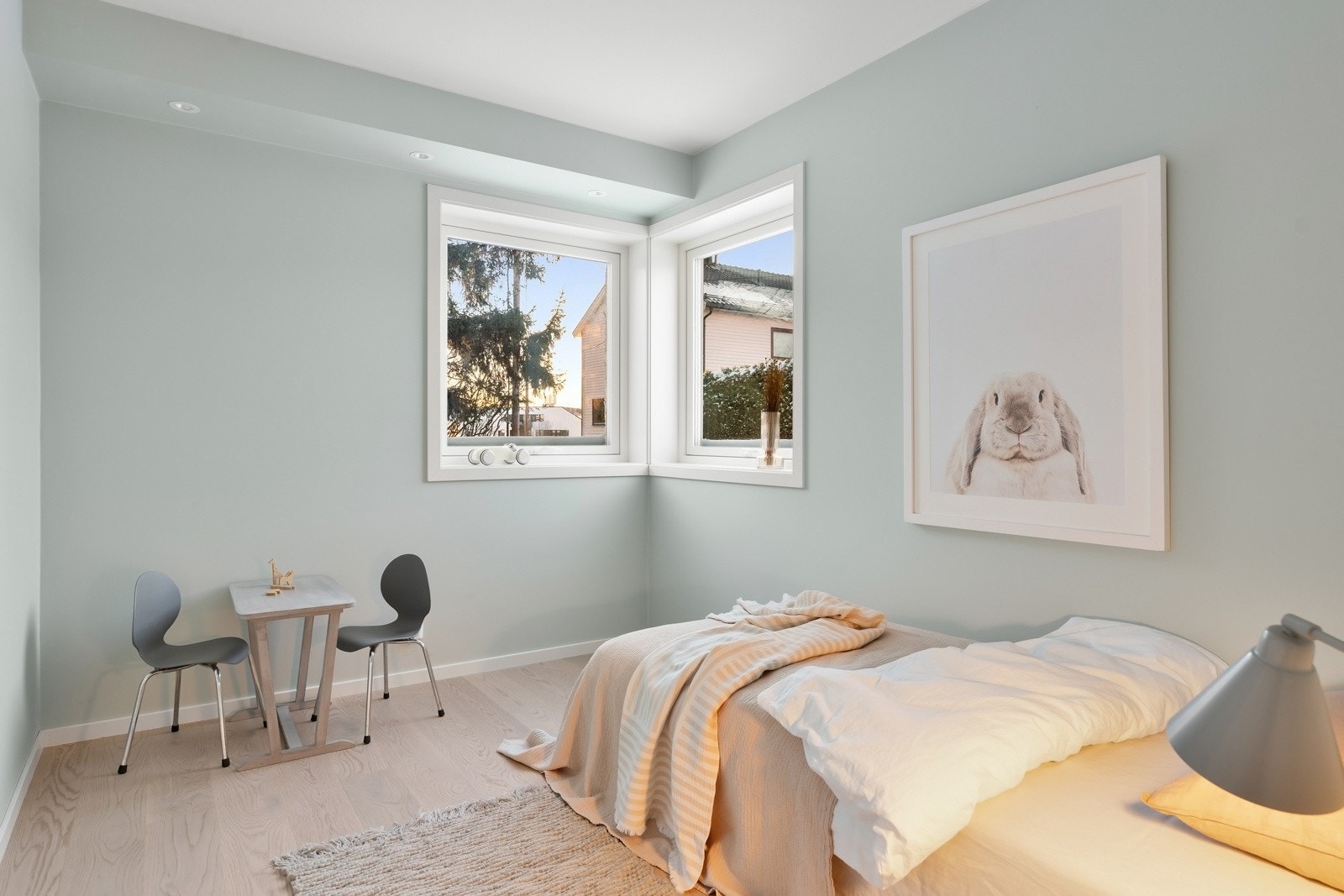 Soverom nr. 2 og nr. 3 ligger vegg-i-vegg i første etasje og er også av gode størrelser. Galleribilde