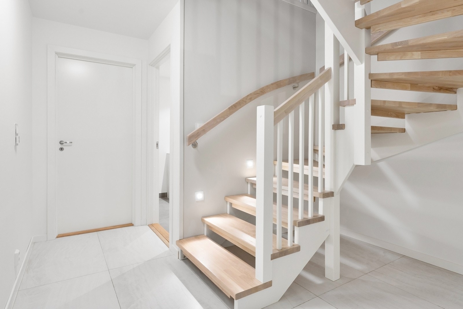 Pen detalj med belysning i trappenedgangen. Galleribilde