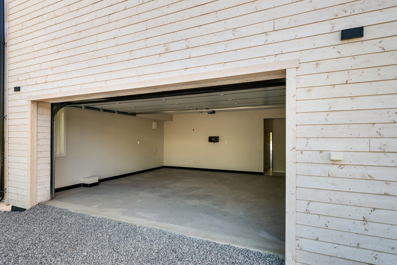 Stor dobbelgarasje på ca. 30 kvm med elbillader og bod i bakkant. Galleribilde