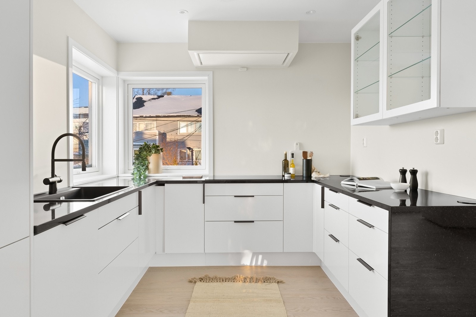 Rikelig med lagringsplass i romslig skap- og skuffeseksjoner med Soft-Close. Galleribilde