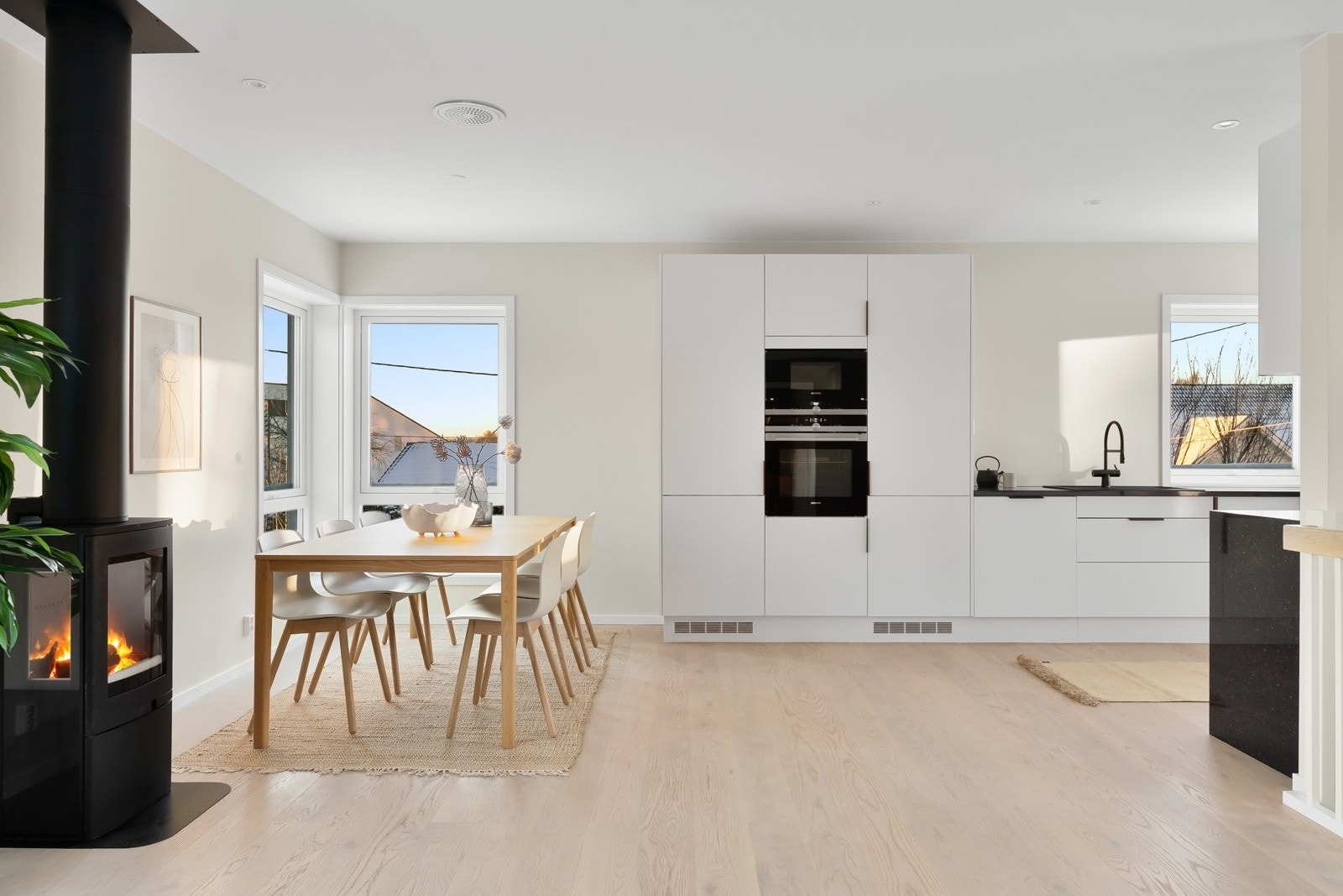 Peisovnen fungerer ypperlig som romdeler mellom stue og kjøkken og er et godt supplement på kalde vinterdager. Galleribilde