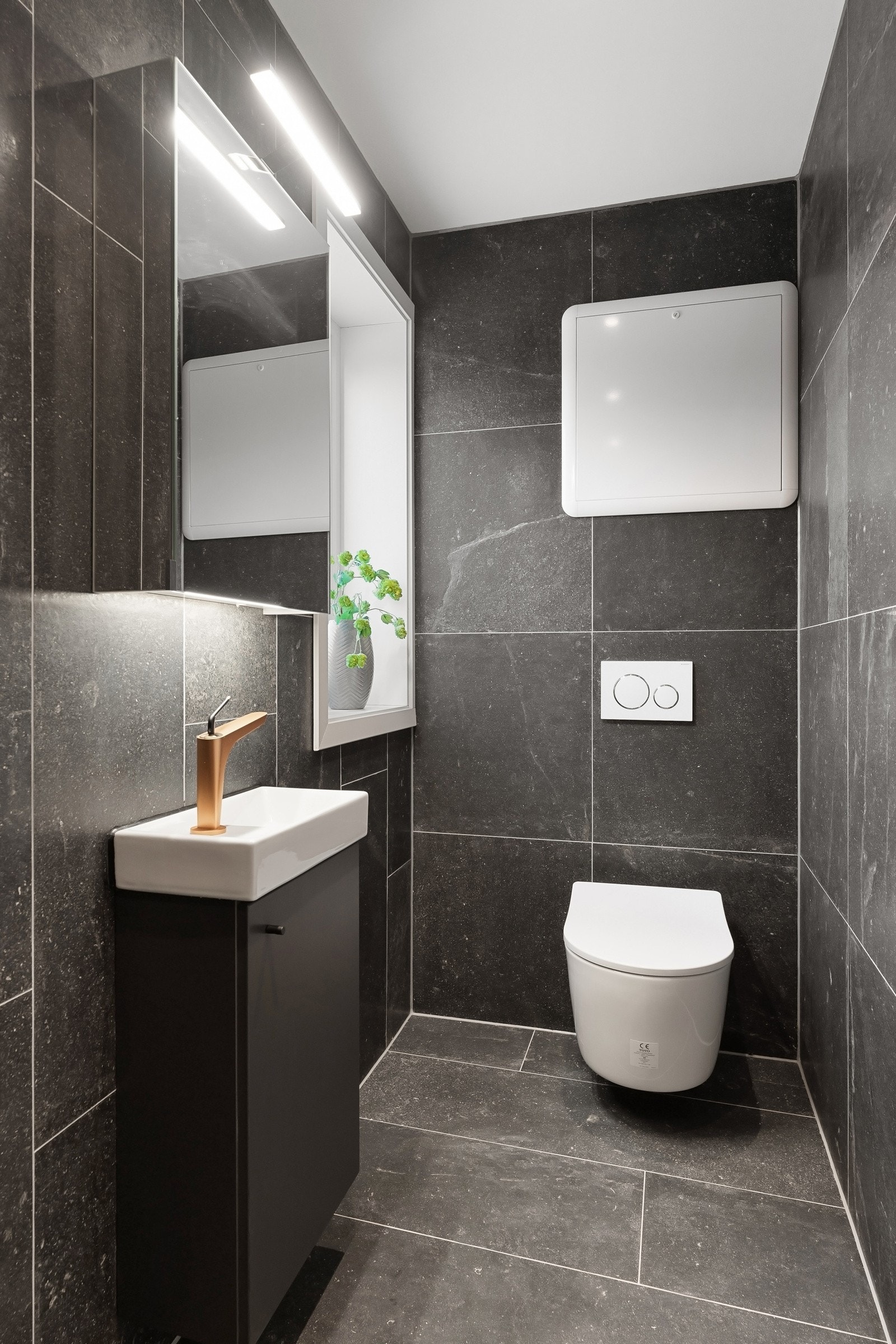 Badet har et mørkere design med mange av de samme kvalitetene som hovedbadet. Galleribilde