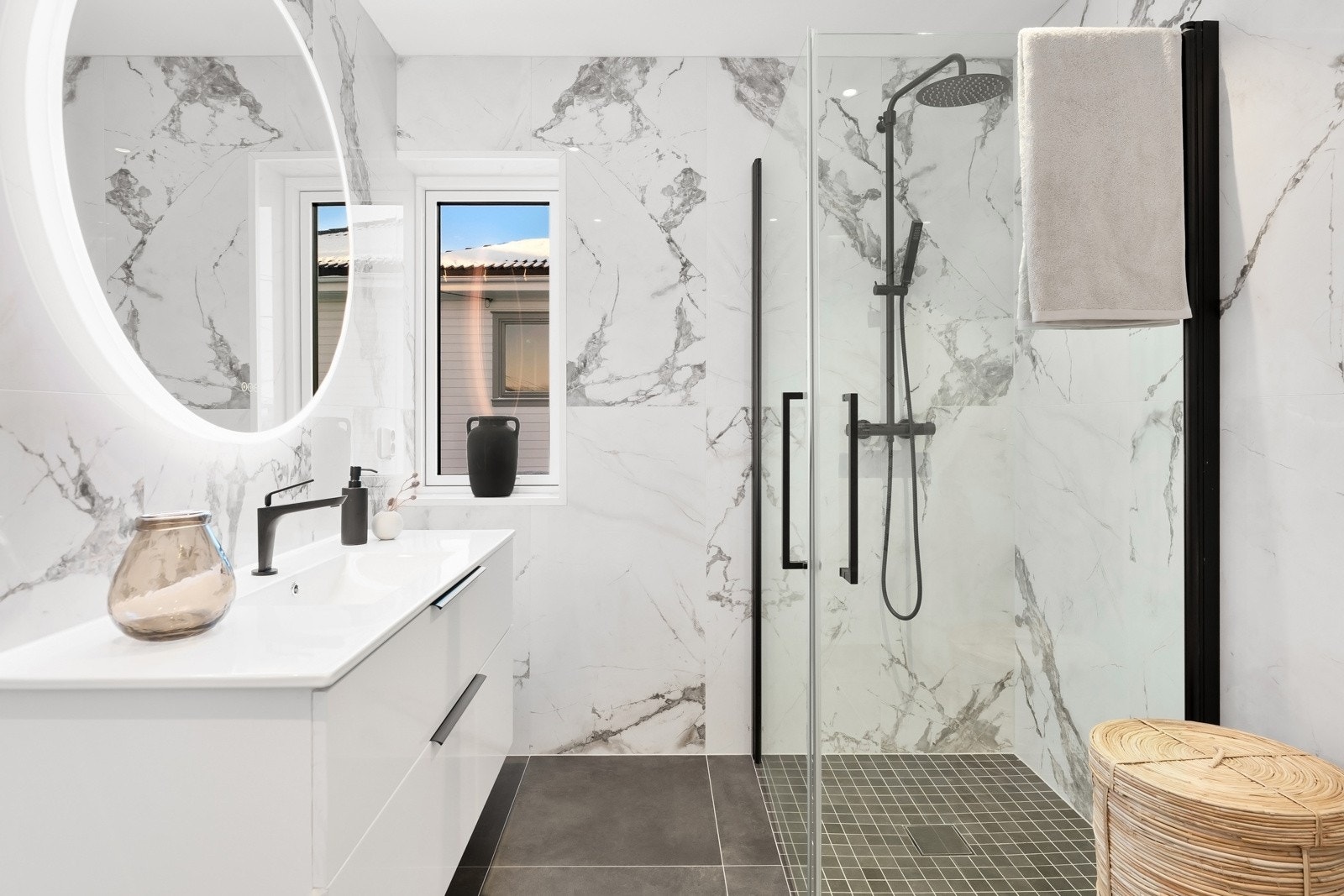 Bestående av bl.a. heldekkende servant på skapseksjon med speil med integrert LED-belysning, romslig dusjhjørne med regnfallsdusj og håndholdt dusj, vegghengt klosett m.m. Galleribilde