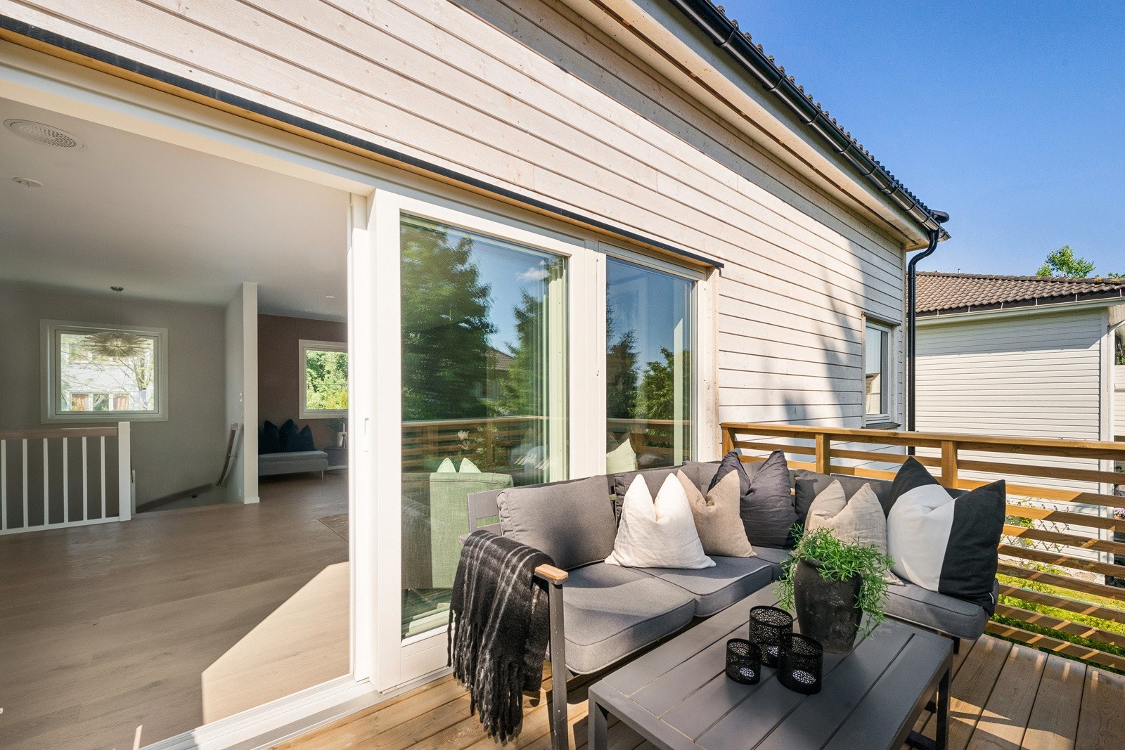 Flott uteplass med direkte utgang fra stue - en solfylt romforlengelse i sommerhalvåret. Galleribilde