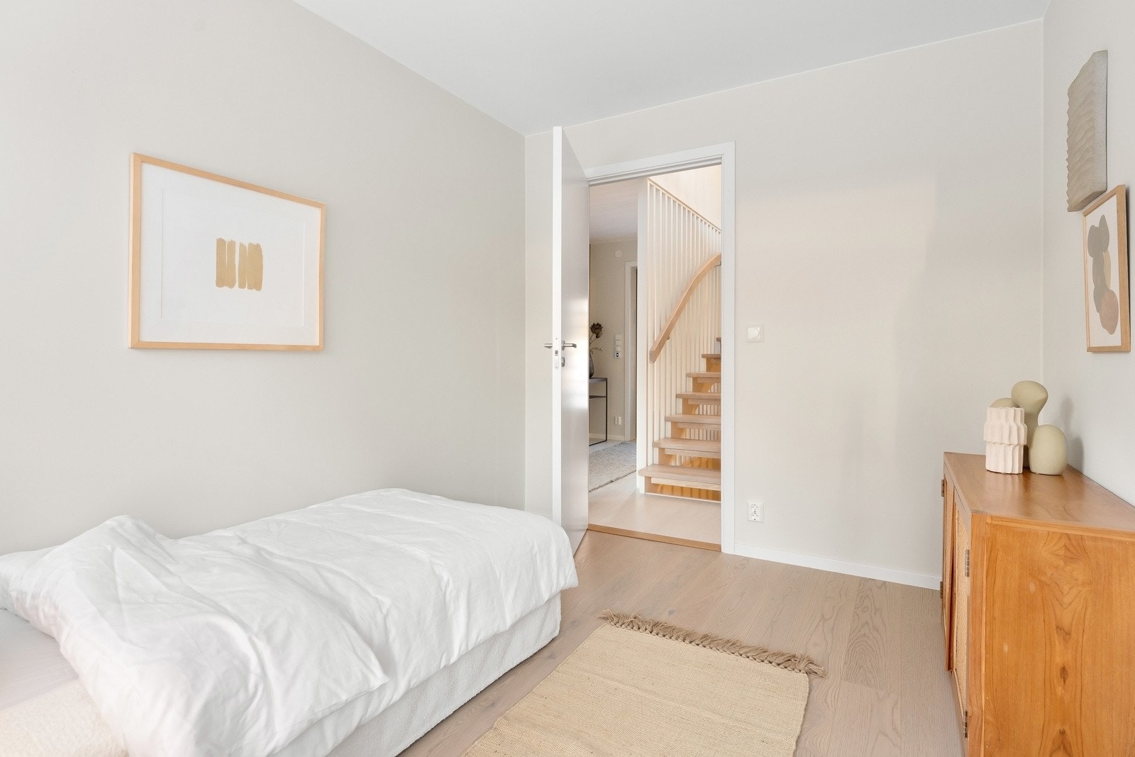 Mulighetene er mange med flere soverom enten du ønsker å etablere hjemmekontor eller innrede til barnerom/hobbyrom. Galleribilde