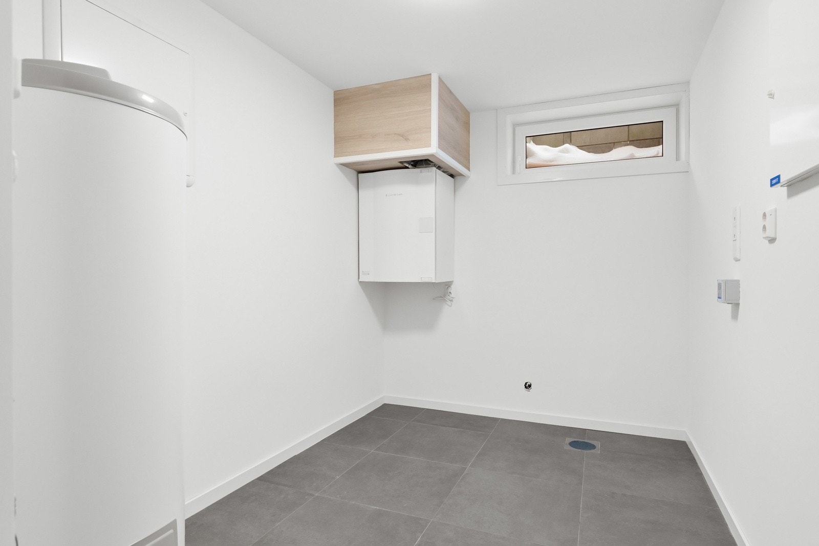 Varmtvannsbereder er plassert i teknisk rom/bod. Galleribilde