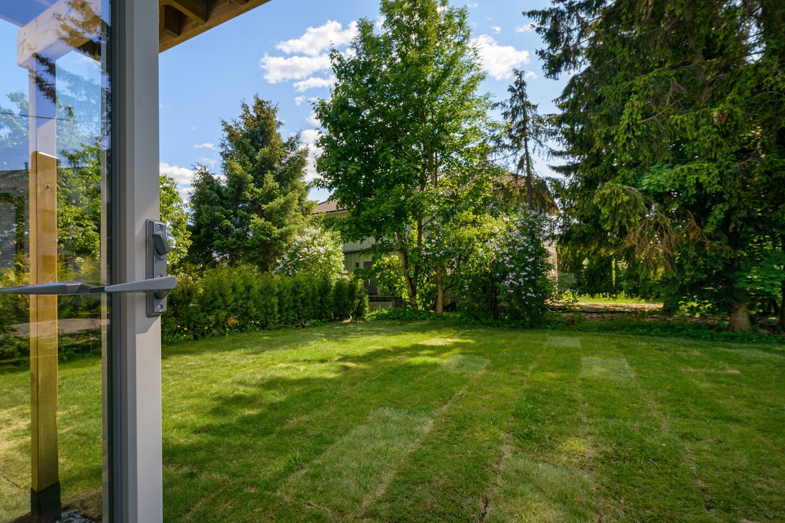 Flott uteområdet - utmerket for de minste eller deg som er dyreeier. Galleribilde