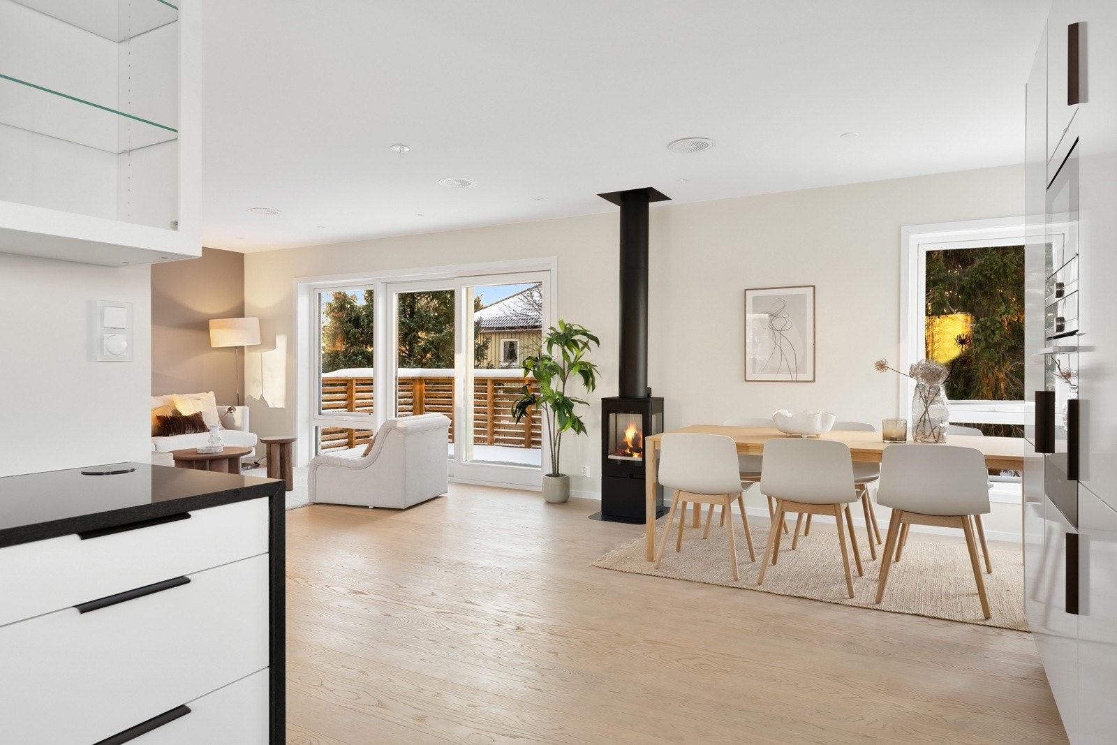 Gjennomført og eksklusivt inntrykk med åpen sone vendt ut mot stuen. Galleribilde