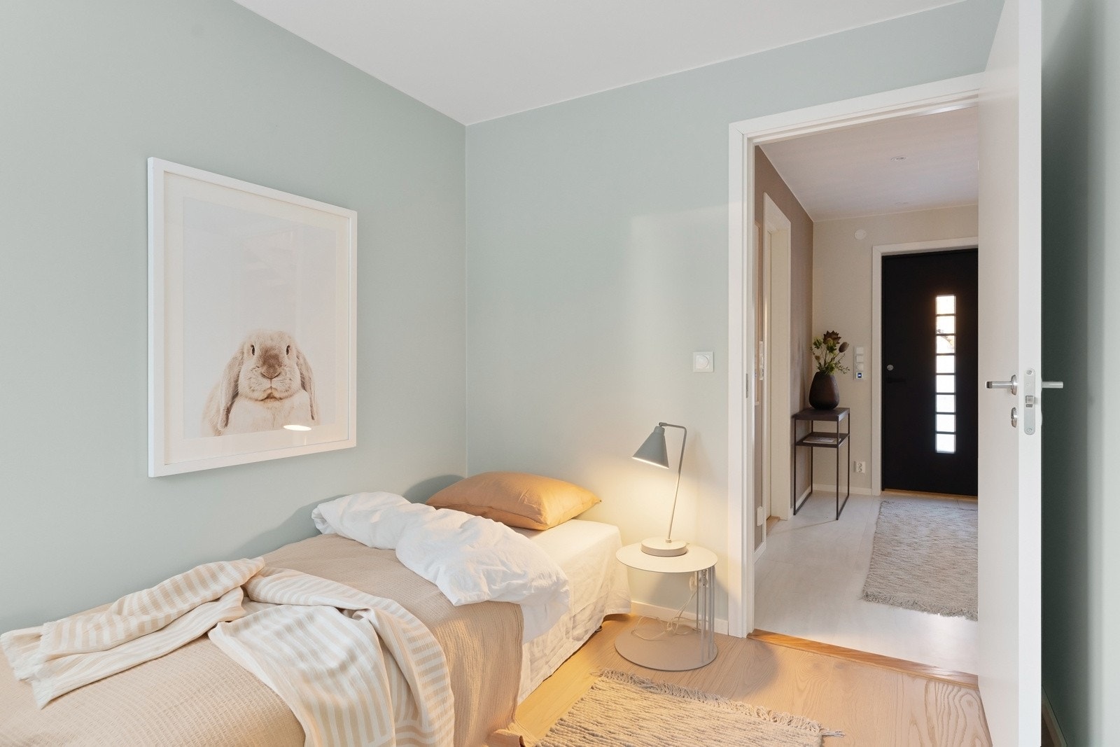 Det er fin plass til dobbeltseng med tilhørende møblement og etablering av garderobeskap. Galleribilde