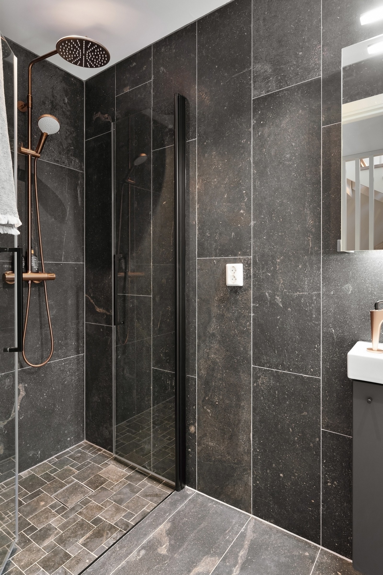 Baderom nr. 2 er beliggende i 1. etasje med praktisk tilknytning til entréen. Galleribilde