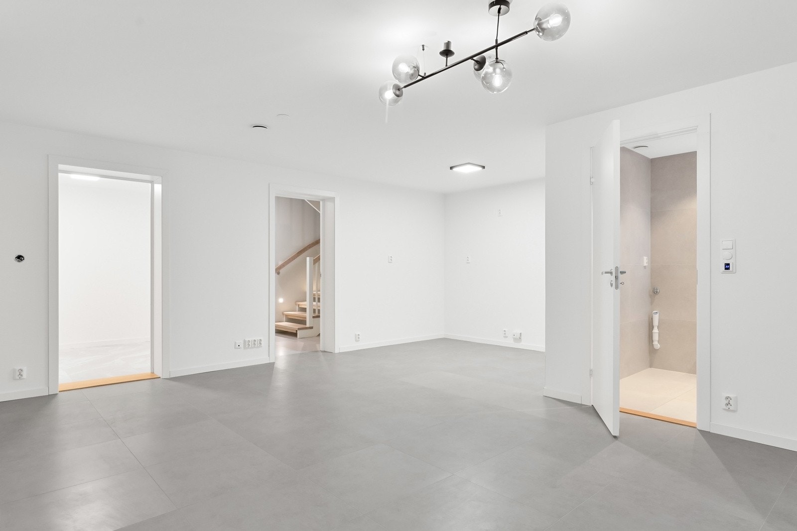 Det er opplegg for etablering av kjøkken og rommet har videre adkomst til et kontor/sovealkove. Galleribilde