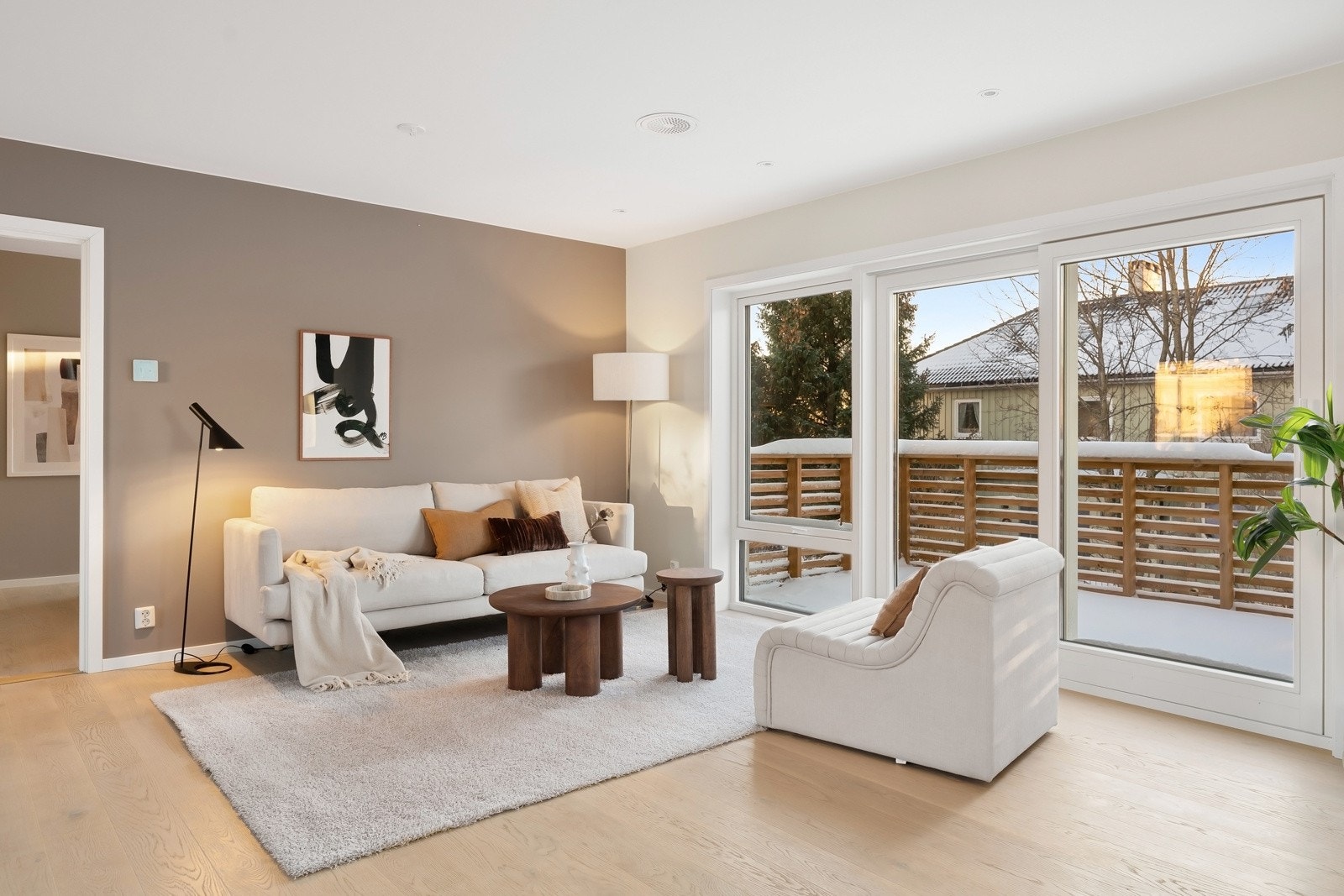 Store vindusflater ivaretar utsikten og sørger for rikelig med naturlig lysinnslipp. Galleribilde