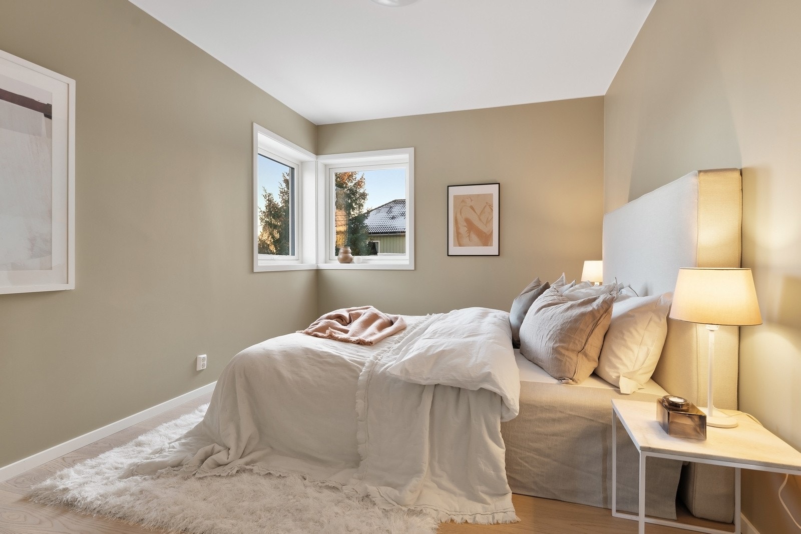 Rommet har vindusflater i to himmelretninger som gir godt med innlys og har koselig utsyn over egen hage og nabolaget. Galleribilde