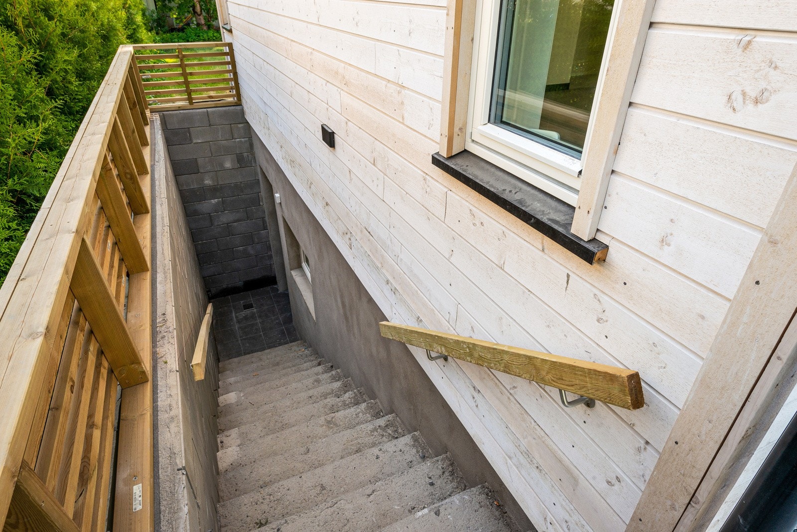 Kjellerleilighet med en inngang. Galleribilde