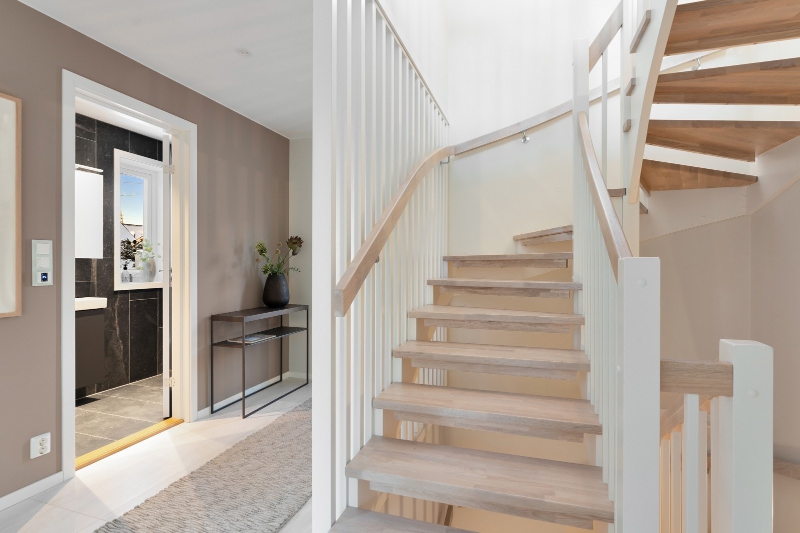 Pent opparbeidet trappeløp som gir adkomst til alle plan i boligen. Galleribilde
