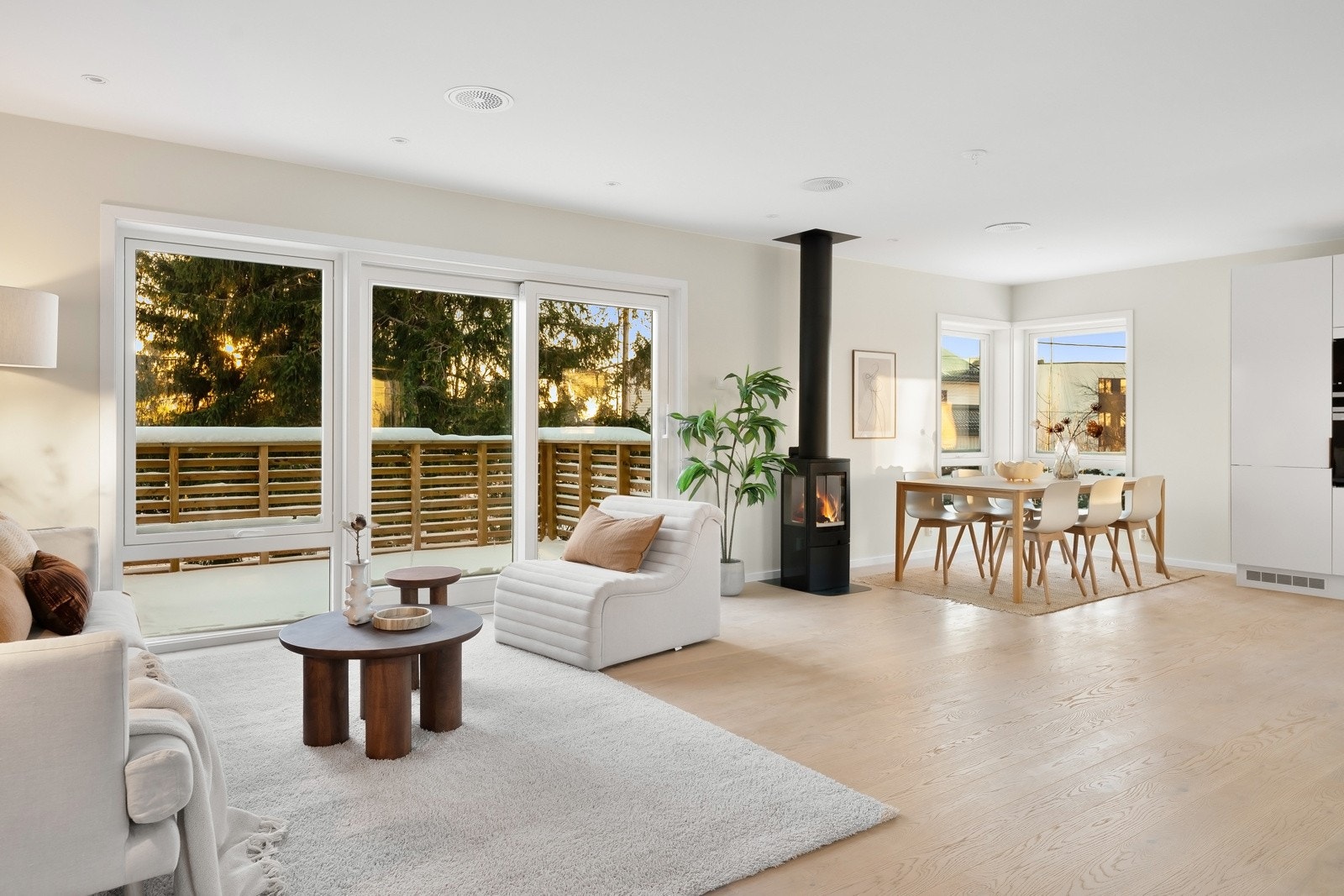 Boligen varmes opp med gulvvarme i samtlige oppholdsrom i tillegg til varmekabler på våtrom. Flott enstavs parkett i flere rom. Galleribilde