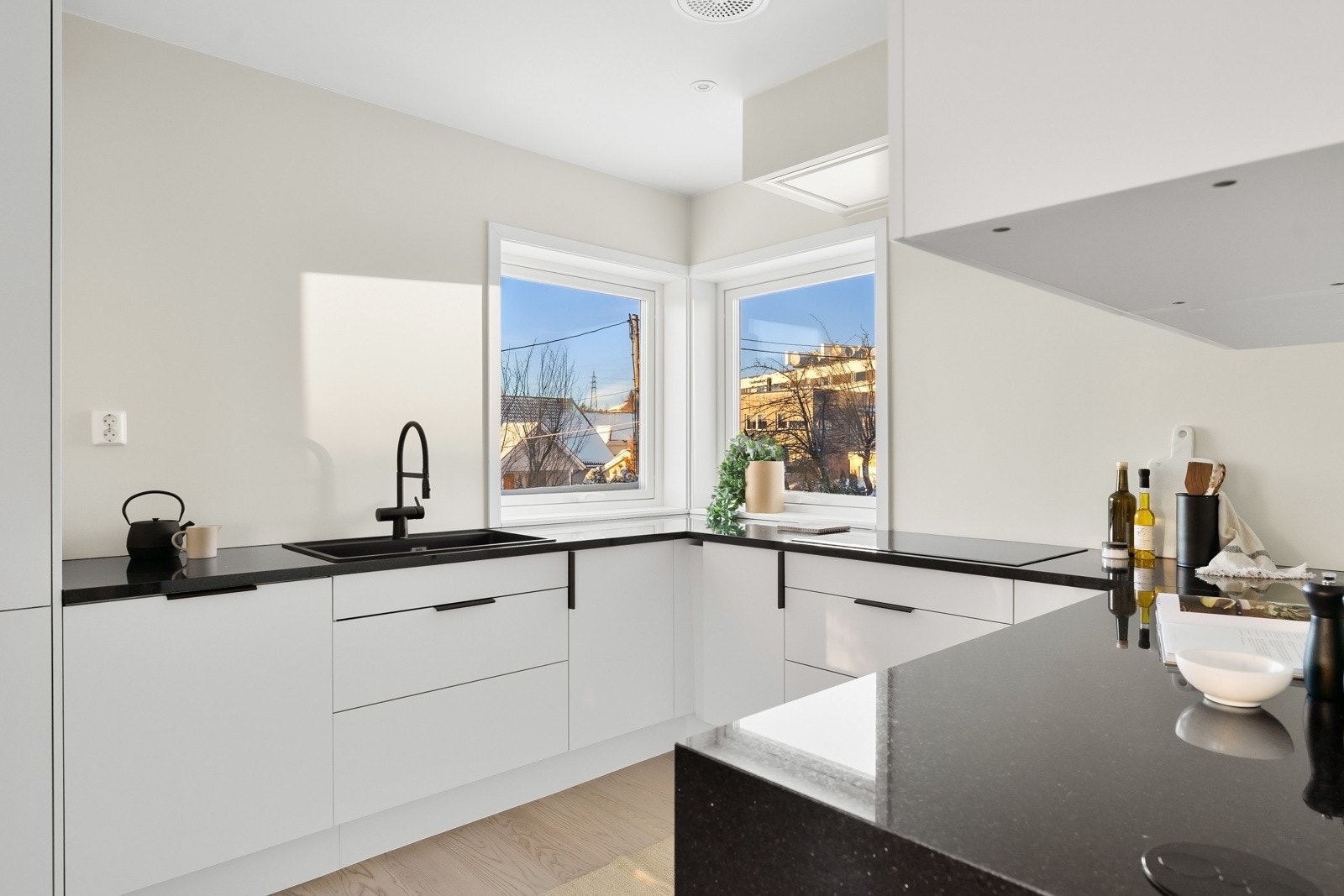 Gode arbeidsforhold med mye benkeplass som strekker seg langs flere sider. Galleribilde