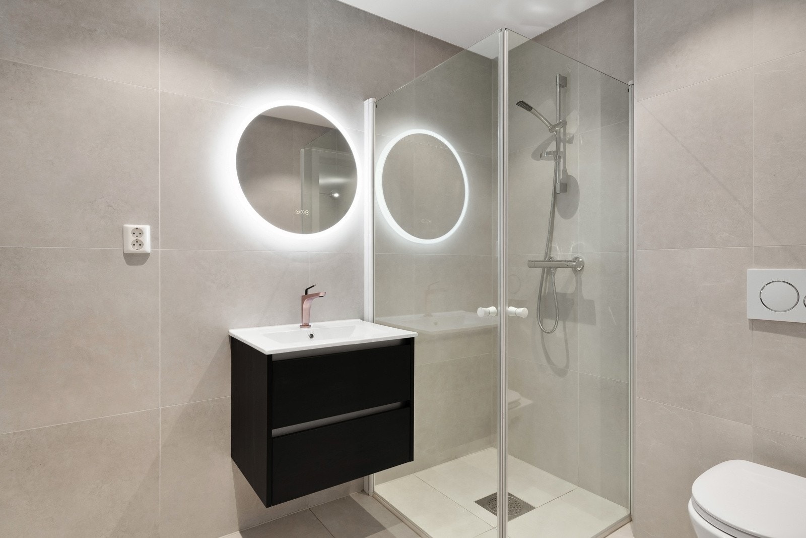 Godt utnyttet baderom i kjeller/utleiedel. Galleribilde