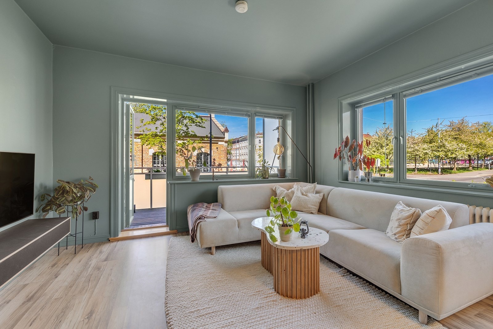 Utgang til balkong fra romslig stue Galleribilde