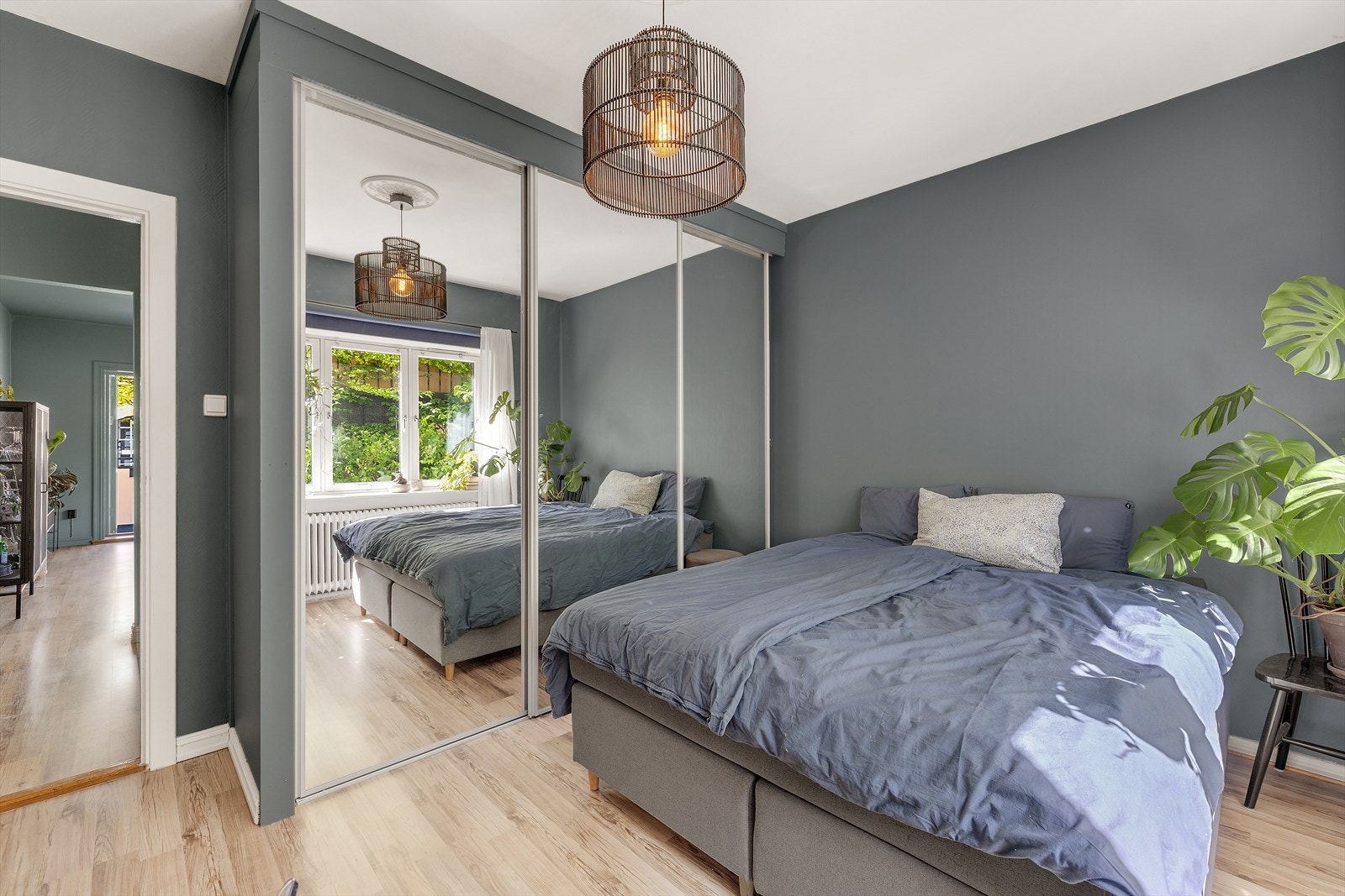 Skyvedørgarderobe på soverom Galleribilde