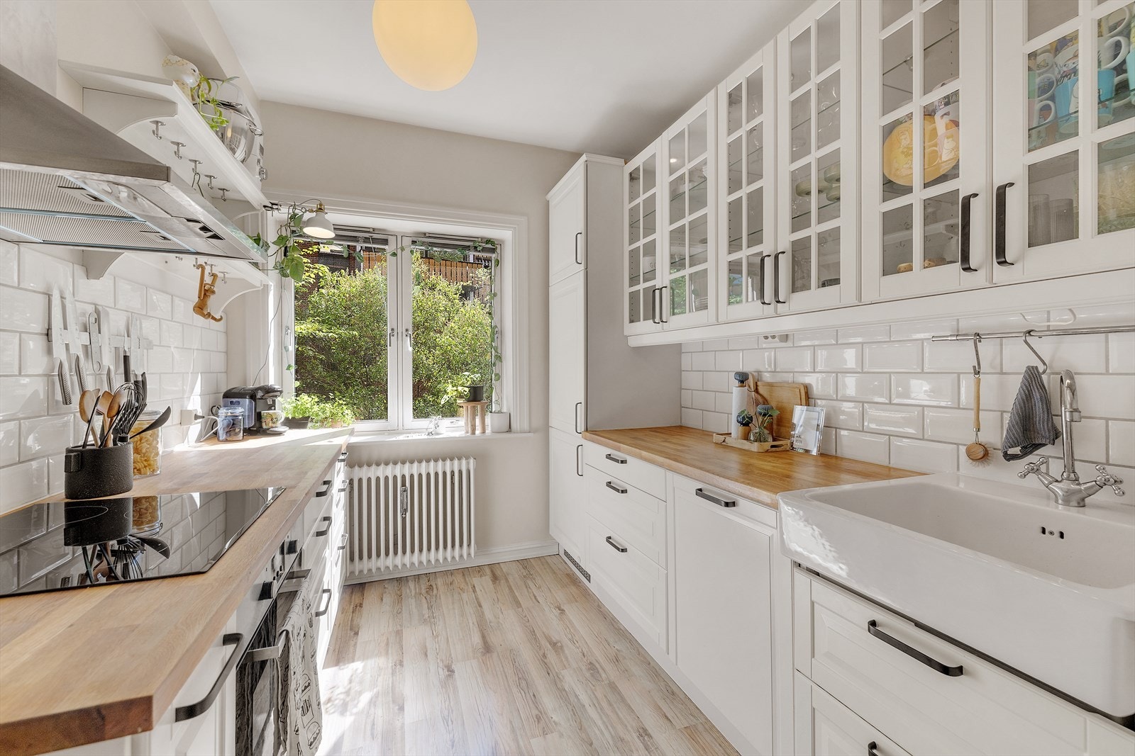 Pent kjøkken med integrerte og medfølgende hvitevarer Galleribilde